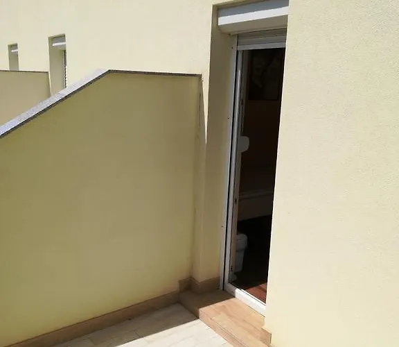 Cinema House Single & Double & בית הארחה 2*