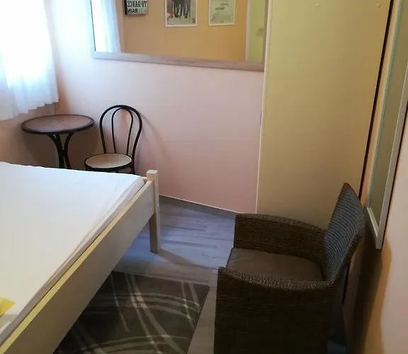 Cinema House Single & Double & 2* Пула