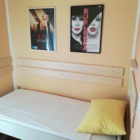 Cinema House Single & Double & 招待所 2*