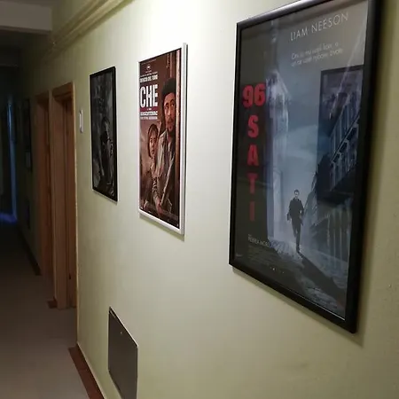 招待所 Cinema House Single & Double & 普拉