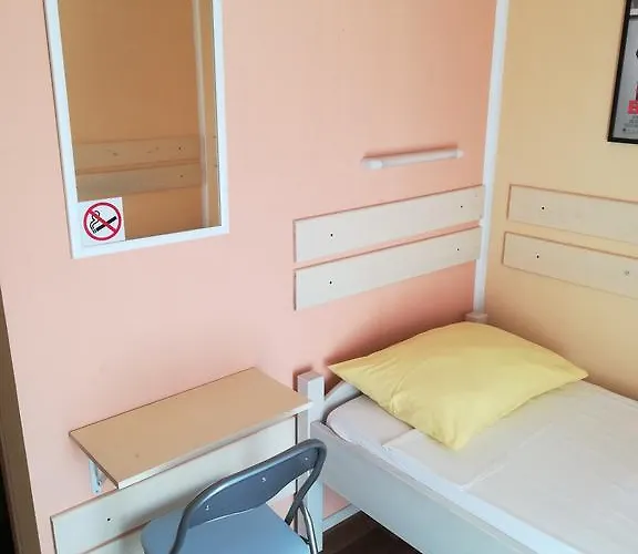 Cinema House Single & Double & 2* Pula