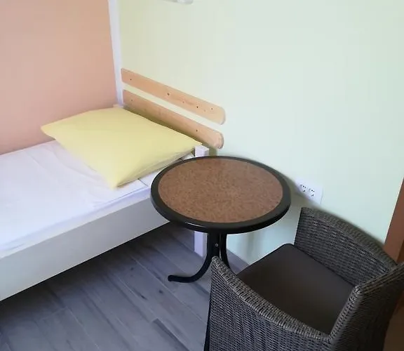 Cinema House Single & Double & Penzion