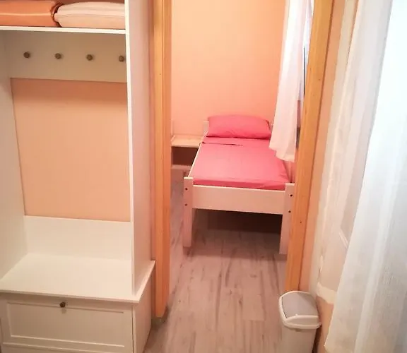 Cinema House Single & Double & 2* Pula