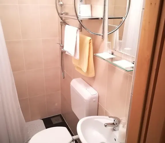 Cinema House Single & Double & 2* Pula