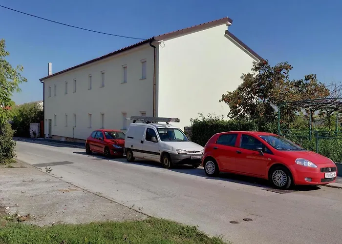 Cinema House Single & Double & Penzion 2*